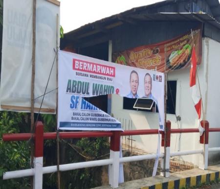 APK Calon Gubernur Riau, Abdul Wahid-SF Hariyanto, dicoret dengan tulisan dengan tuduhan bernada fitnah (foto/Yuni)